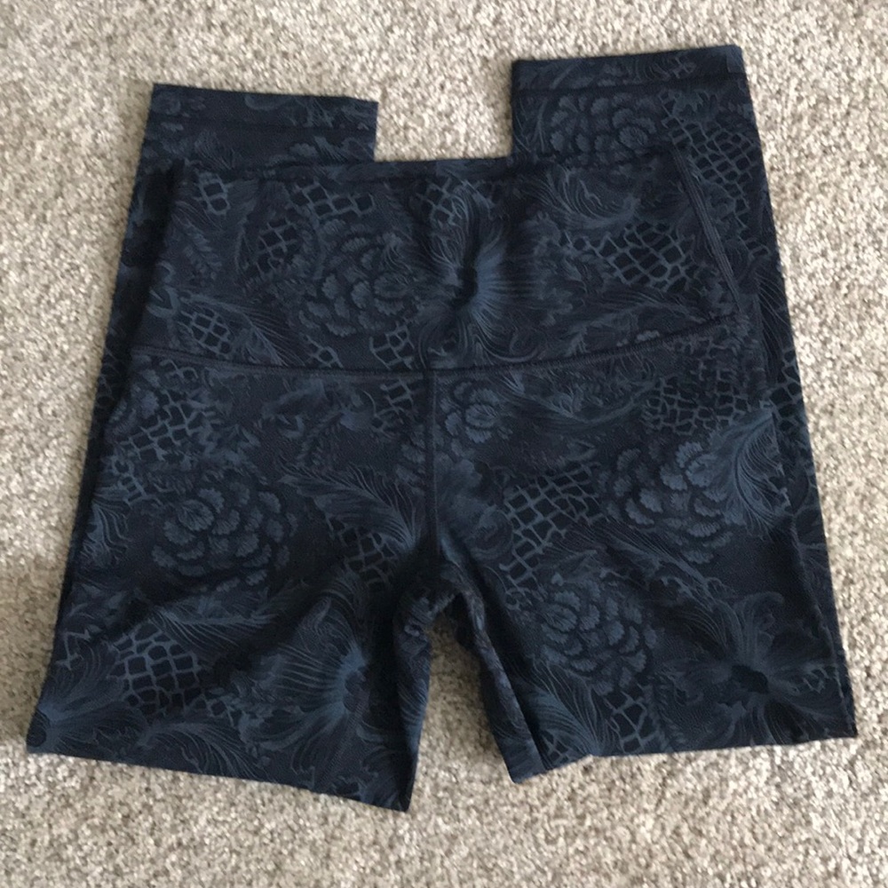 Lululemon wunder under crops!
